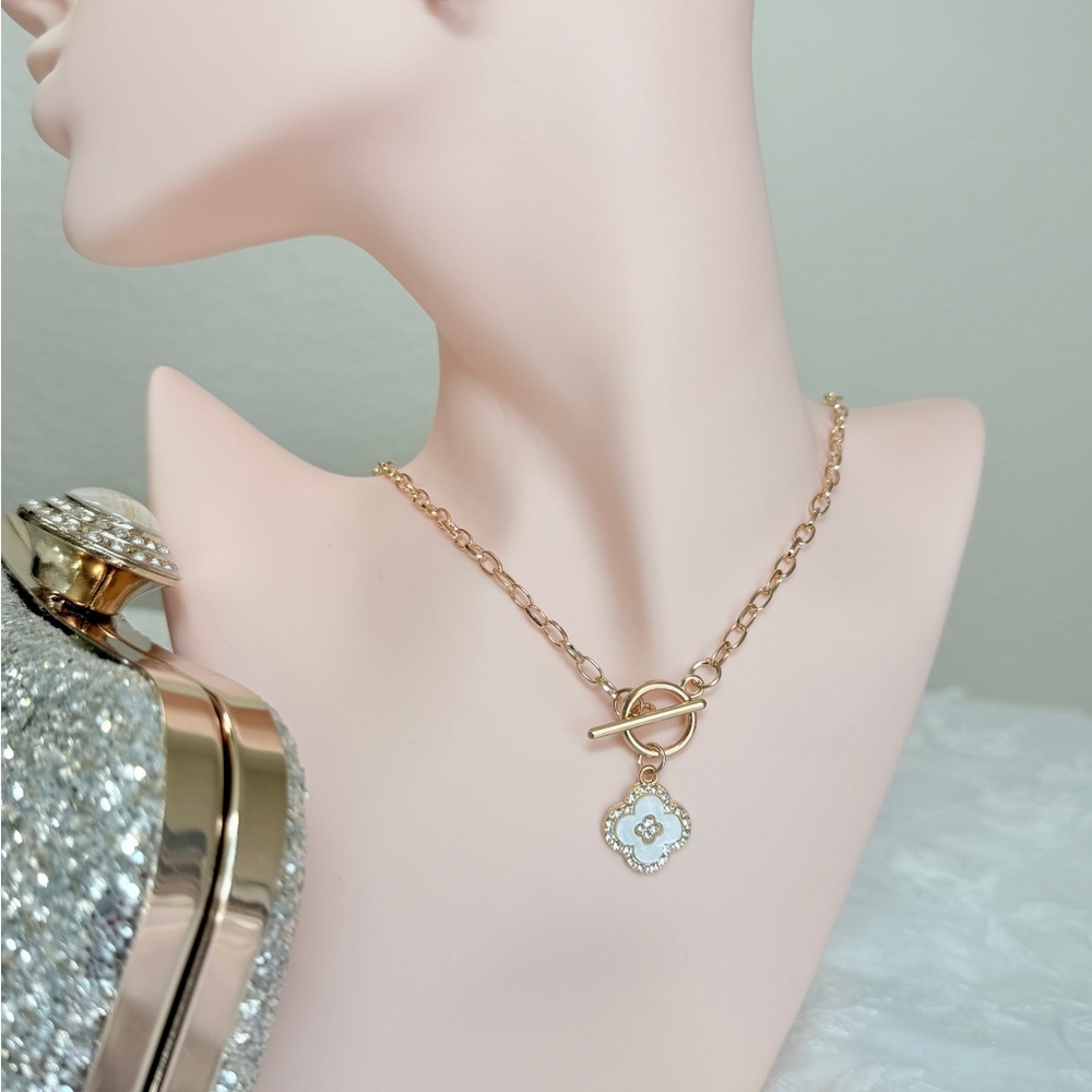 ⚜️ Elegant Gold and White Pendant Necklace - Picture 5 of 6